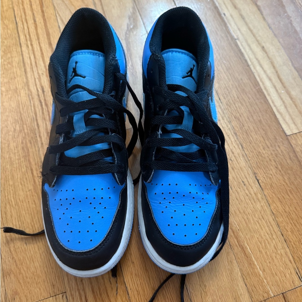 Nike Air Jordan Men's Blue and Black Sneakers 6.5 men’s